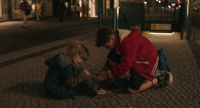 Jack (Ivo Pietzcker) and his little brother MAnuel (Georg Arms)